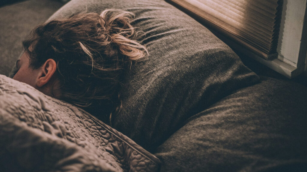 一人で寝ている画像