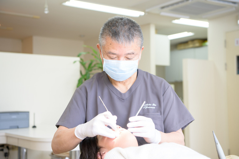 精密なフィット感を生む「無圧印象」による型取り